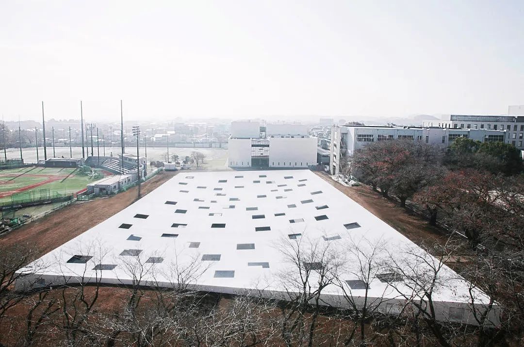 日本“最空白”建筑!无墙无柱无固定用途,59扇天窗让雨水阳光随意进出!网友:躺着发呆都变浪漫了(组图) - 8