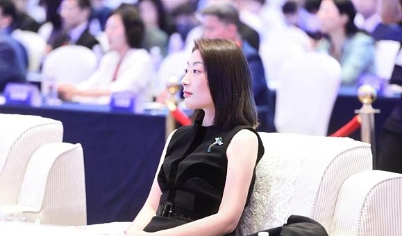 宗馥莉被曝用中美两国护照在香港买房！亲叔叔：她从小自私，六亲不认（组图） - 1