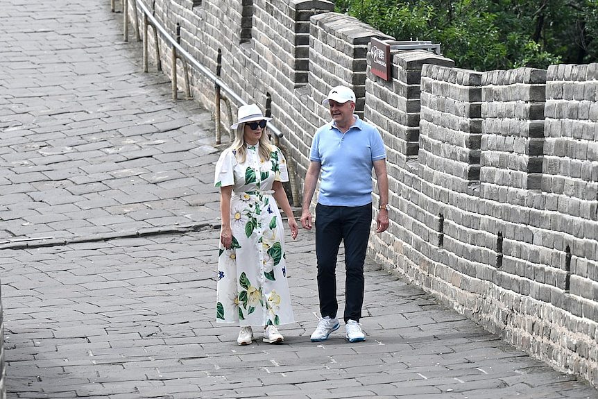 艾博年未婚妻在华展开“时尚外交”：穿华裔设计师长裙登长城（组图） - 1