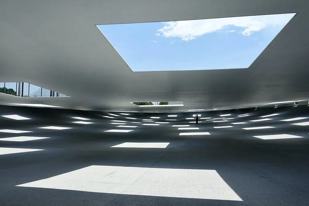 日本“最空白”建筑!无墙无柱无固定用途,59扇天窗让雨水阳光随意进出!网友:躺着发呆都变浪漫了(组图) - 30