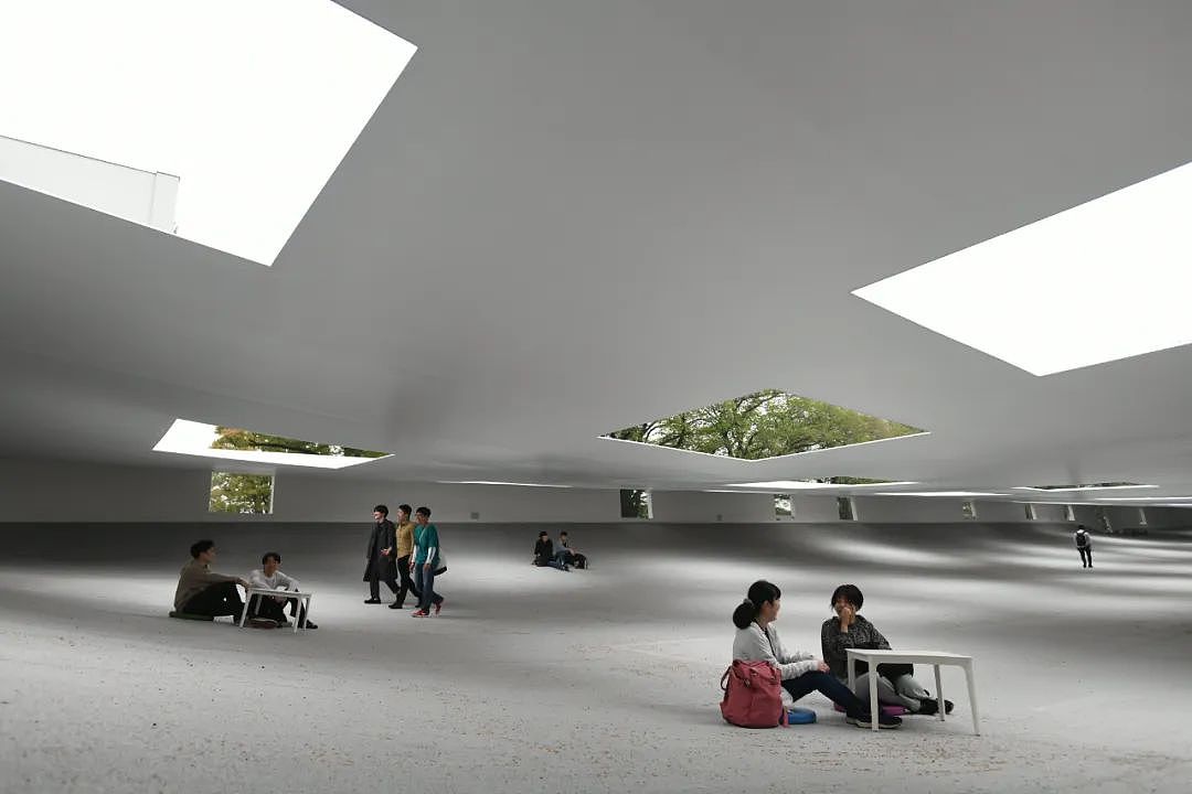 日本“最空白”建筑!无墙无柱无固定用途,59扇天窗让雨水阳光随意进出!网友:躺着发呆都变浪漫了(组图) - 26