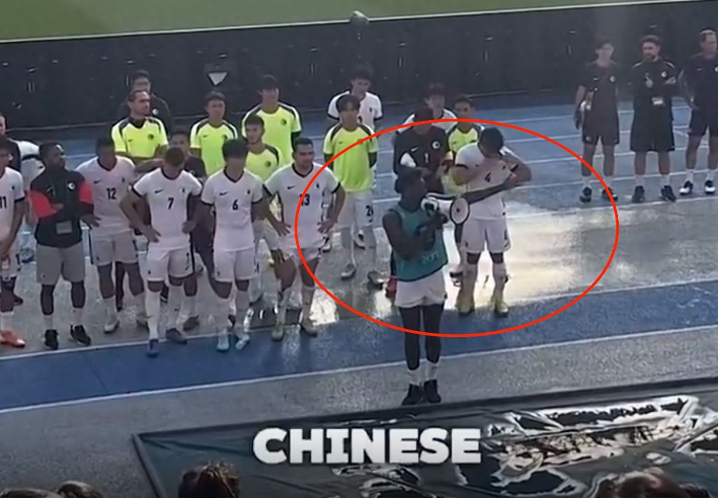 香港队再陷争议！非裔前锋公开侮辱大陆球迷“杂种”，霍启刚评论区沦陷，传内地俱乐部解约（视频/组图） - 1