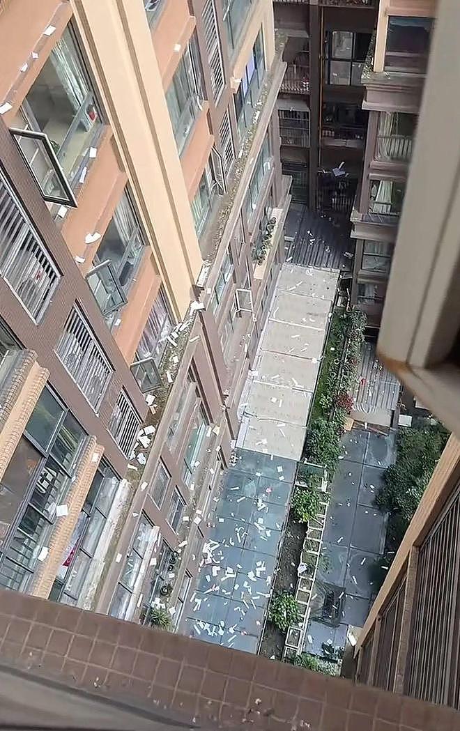 高空抛物还是“恶作剧”?成都一熊孩子撕书扔下楼,物业:家长已上门道歉(组图) - 1