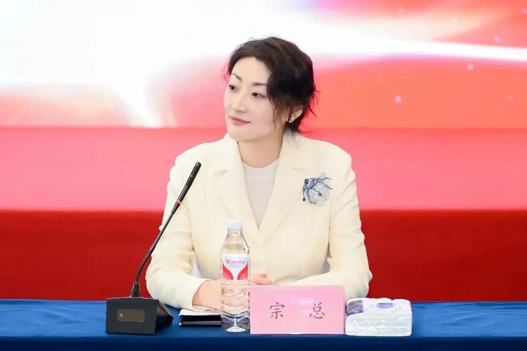 初中时曾向同学哭诉：“爸妈天天吵着要离婚”！屈辱的宗馥莉，也不是善茬（组图） - 34