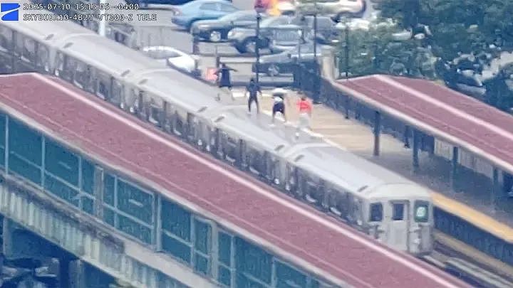 纽约4娃跳上飞驰的地铁车顶!最小才12岁!张开双手,迎风跳跃,还拿着手机自拍(组图) - 3