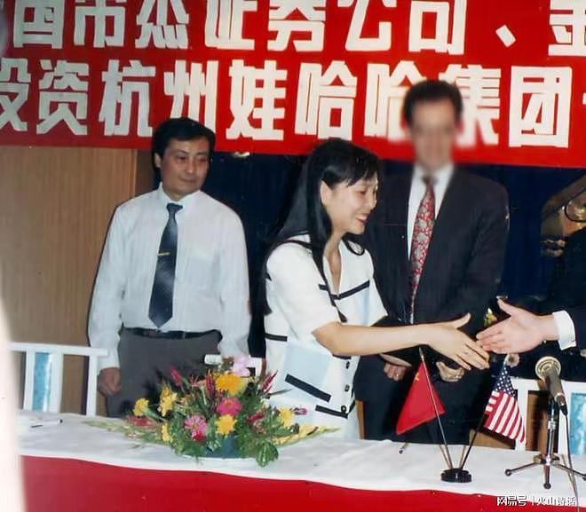 八卦往事!20年前宗庆后与杜建英到香港洽谈,客户预订2间套房,宗说1间就够(组图) - 3