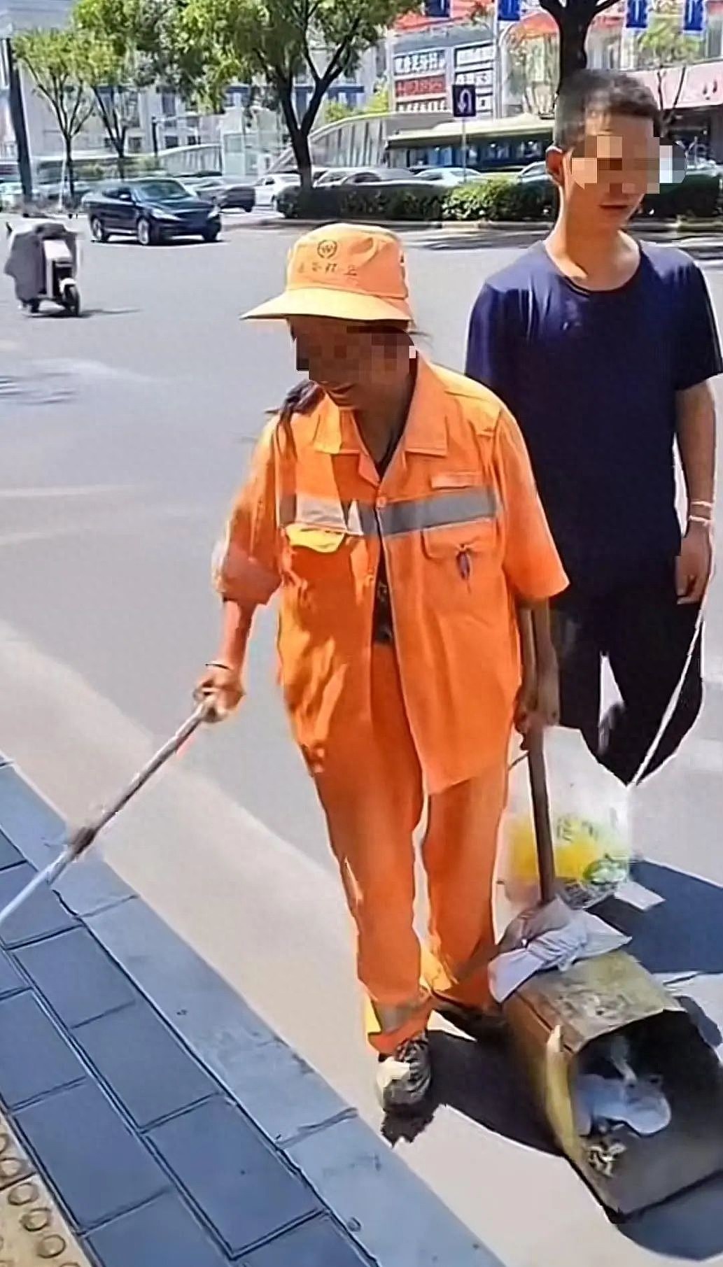 西安环卫工阿姨用绳牵智力障碍儿子扫街,拒绝社会捐赠(组图) - 1