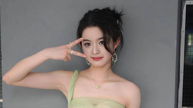 黄杨钿甜家庭情况:爷爷曾是司机奶奶是家庭主妇,外公外婆是农民(组图) - 10
