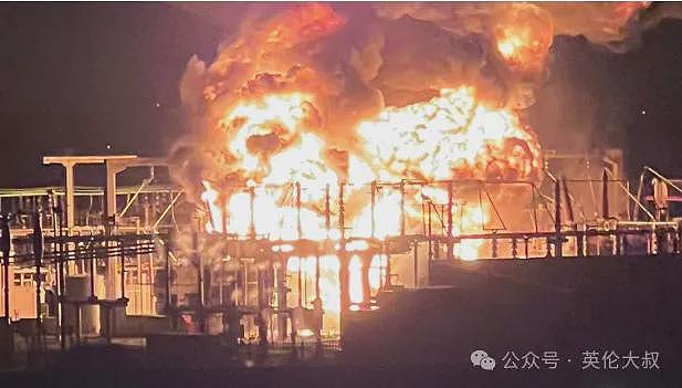 突发爆炸！伦敦希思罗机场瘫痪，乘客摸黑逃命！一场火真能烧穿英国的命门吗（组图） - 1