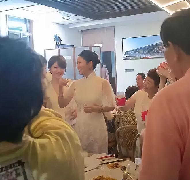 董璇二婚也不含糊!圈内明星出席,连换两套礼服,伴郎团全喜剧人(组图) - 14