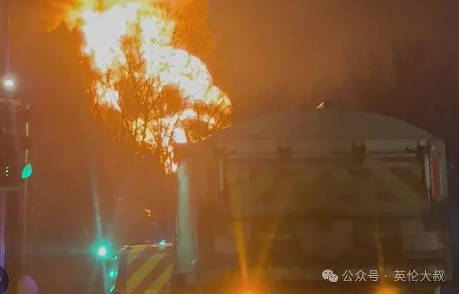 突发爆炸！伦敦希思罗机场瘫痪，乘客摸黑逃命！一场火真能烧穿英国的命门吗（组图） - 7