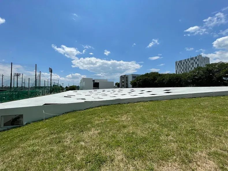日本“最空白”建筑!无墙无柱无固定用途,59扇天窗让雨水阳光随意进出!网友:躺着发呆都变浪漫了(组图) - 9