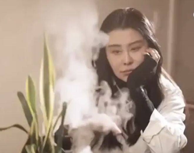58岁王祖贤爆现状，发自拍晒太阳皮肤白皙颜值太能打（组图） - 24