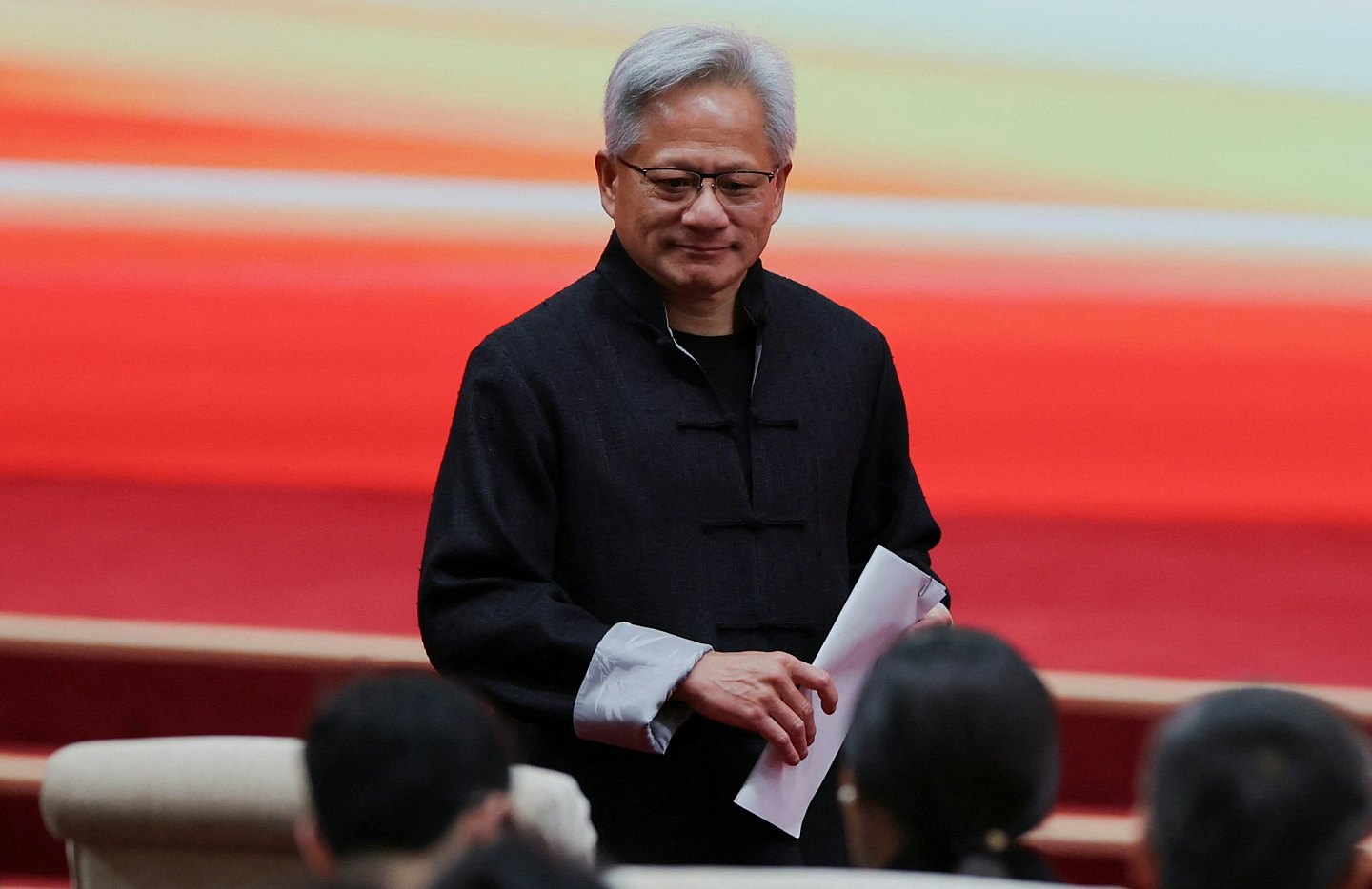 穿唐装说中文，黄仁勋越讨好中国，英伟达越不妙（图） - 1