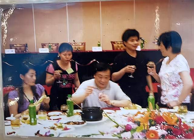 宗庆后疑有6个私生子，曝另一小情人身份，搞艺术的，很年轻（组图） - 8