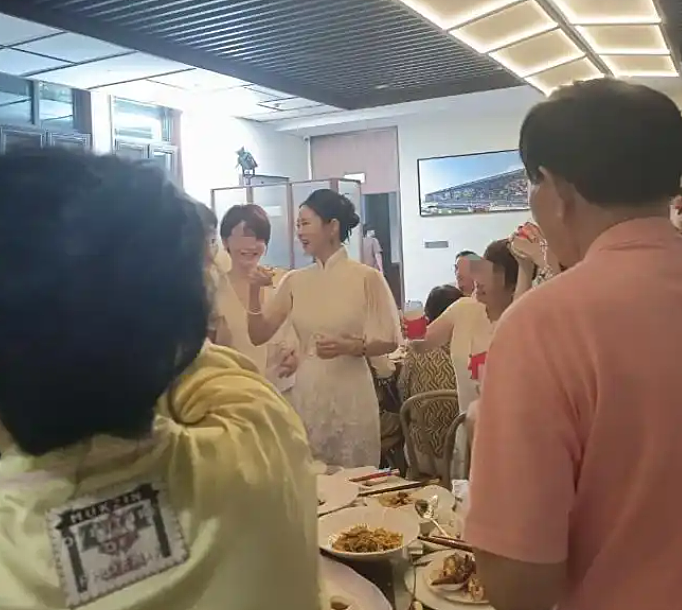 董璇自曝再婚，摆酒席买金镯，明星嫁人也不能免俗（组图） - 7