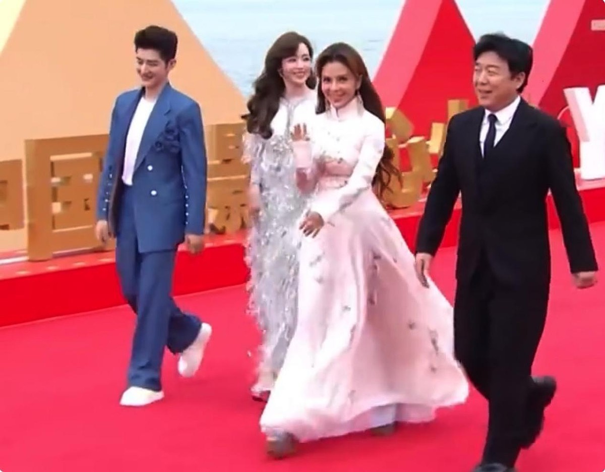 中国电影导演之夜，黄渤肿了，冯小刚低调，宋佳大气，咏梅优雅（组图） - 1