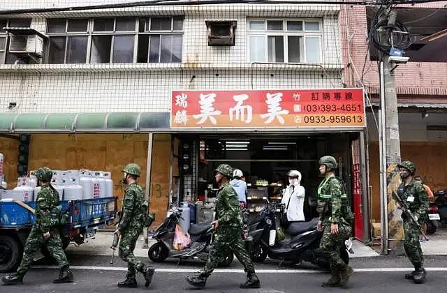 乌克兰的“人民战争”？通过APP上传坐标给俄军，炸自家征兵处？（组图） - 12