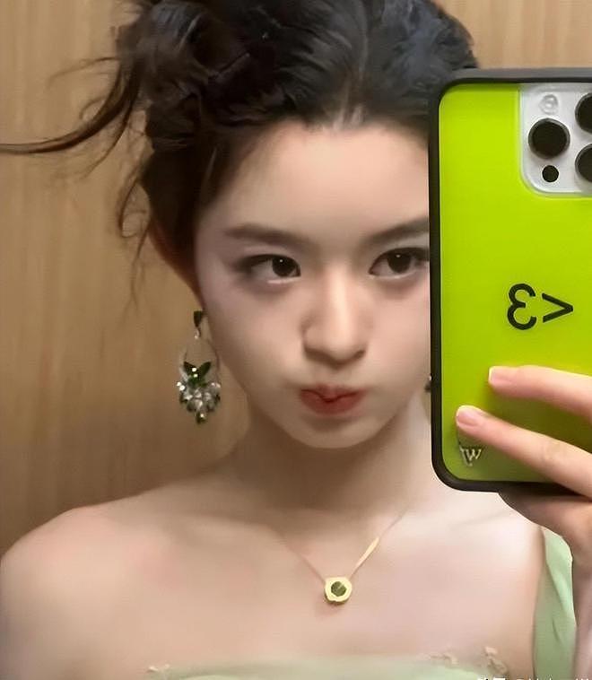 黄杨钿甜家庭情况:爷爷曾是司机奶奶是家庭主妇,外公外婆是农民(组图) - 6