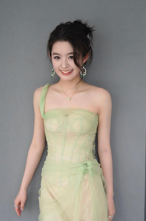 黄杨钿甜家庭情况:爷爷曾是司机奶奶是家庭主妇,外公外婆是农民(组图) - 14