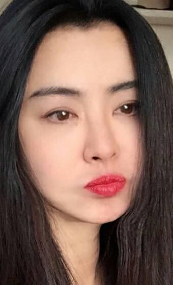 58岁王祖贤爆现状，发自拍晒太阳皮肤白皙颜值太能打（组图） - 23