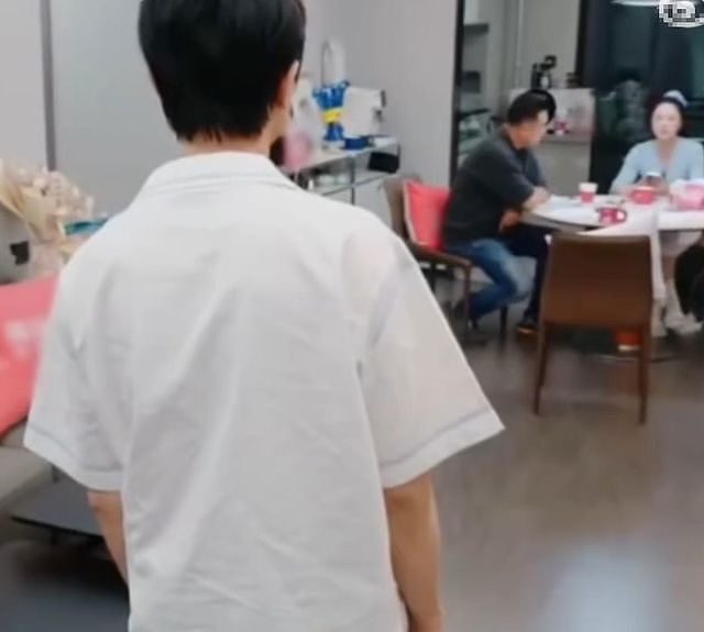 董璇一家三口回黑龙江，张维伊戴着耳环手链，打扮的比董璇还精致（组图） - 7