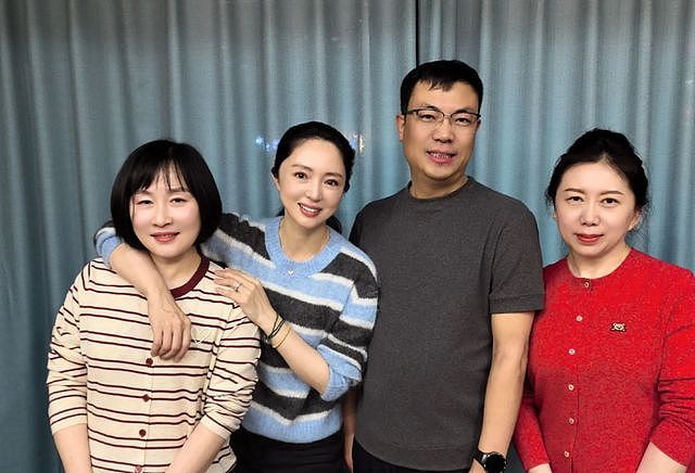 董璇一家三口回黑龙江，张维伊戴着耳环手链，打扮的比董璇还精致（组图） - 4