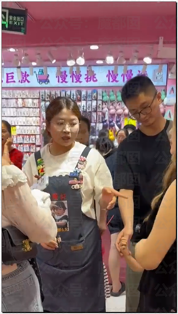 街头拉陌生人手、摸腿睡肩膀…外国女网红在华行为引发众怒（视频/组图） - 55