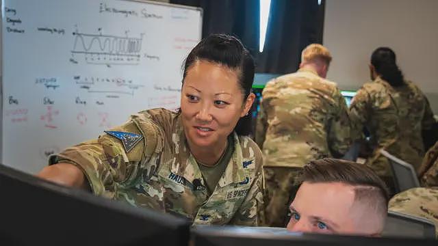 美国太空军：BBC罕见获准进入追踪全球导弹发射的美军基地内部（组图） - 4