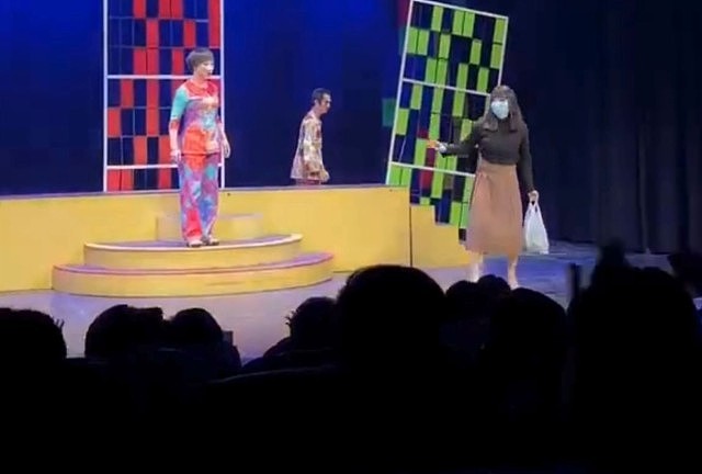 南京红姐“伪娘”千人斩轰动东南亚成亚洲热话，越南舞台剧惊现这幕（视频/组图） - 3