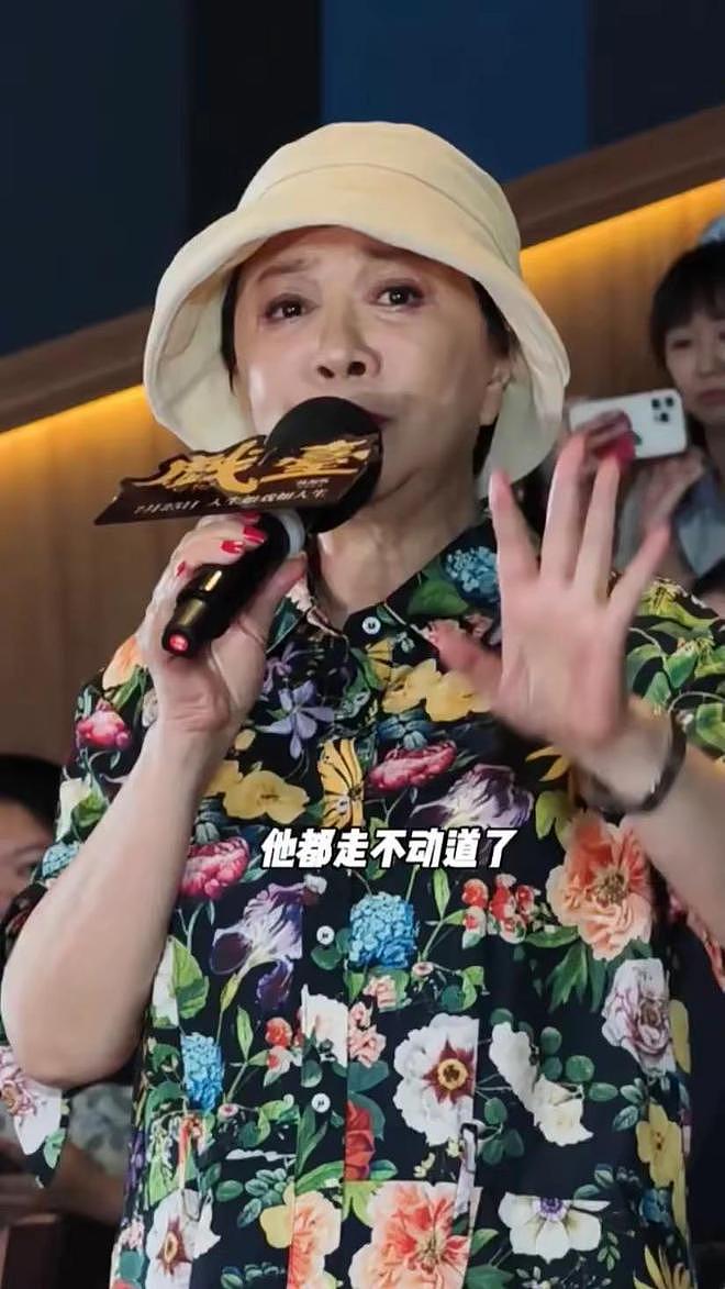 63岁蔡明支持陈佩斯电影落泪，瘦很多、脸不僵了，穿花裙子很漂亮（组图） - 5