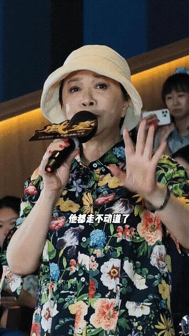 63岁蔡明支持陈佩斯电影落泪，瘦很多、脸不僵了，穿花裙子很漂亮（组图） - 4