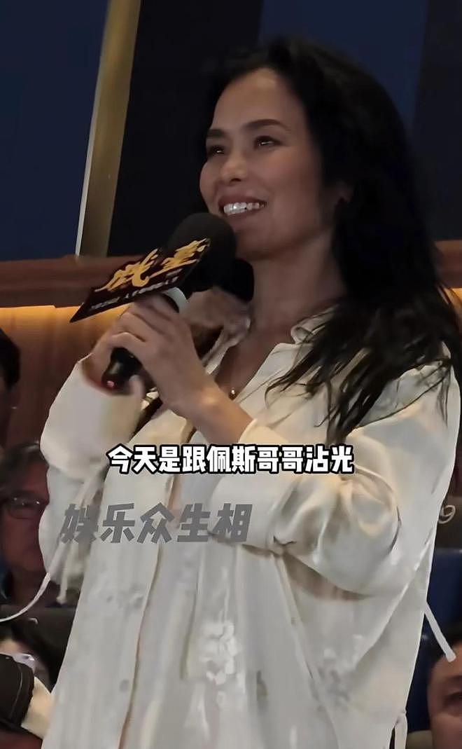 63岁蔡明支持陈佩斯电影落泪，瘦很多、脸不僵了，穿花裙子很漂亮（组图） - 12