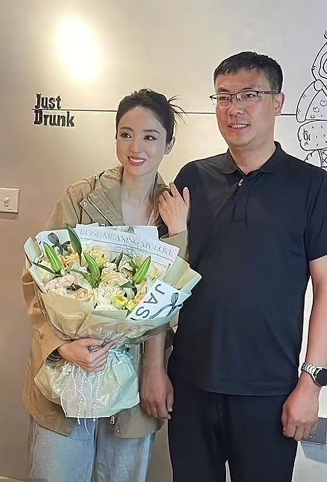 董璇一家三口回黑龙江，张维伊戴着耳环手链，打扮的比董璇还精致（组图） - 3