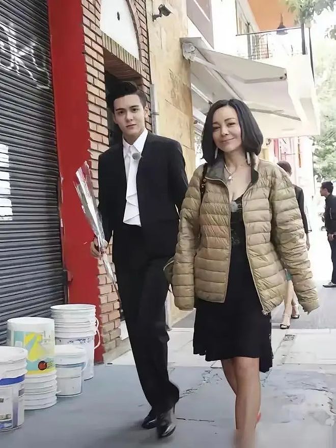 女星王琳自曝曾被儿子扇巴掌，每周最多打一次电话，言语中很悲痛（组图） - 6