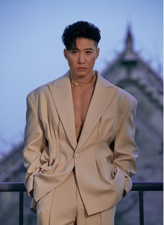 藏不住!洪金宝最帅儿子近照曝光,高大爆肌男模身材,曾恋谋女郎(组图) - 4