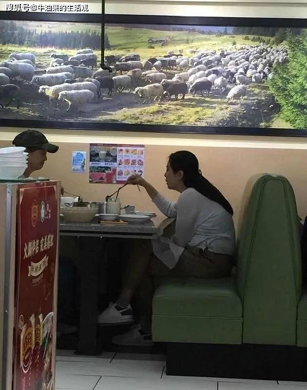 58岁王祖贤晒素颜照，脸僵发量多身材发福...（组图） - 6