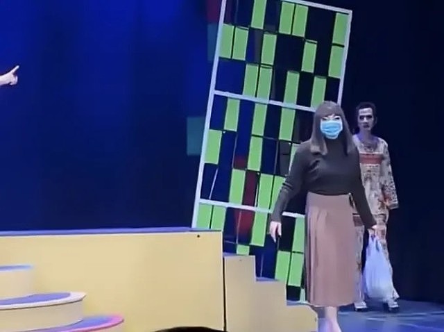 南京红姐“伪娘”千人斩轰动东南亚成亚洲热话，越南舞台剧惊现这幕（视频/组图） - 2