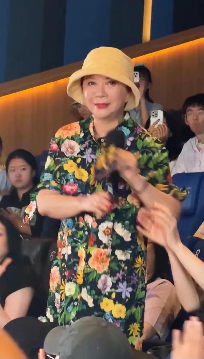 63岁蔡明支持陈佩斯电影落泪，瘦很多、脸不僵了，穿花裙子很漂亮（组图） - 3