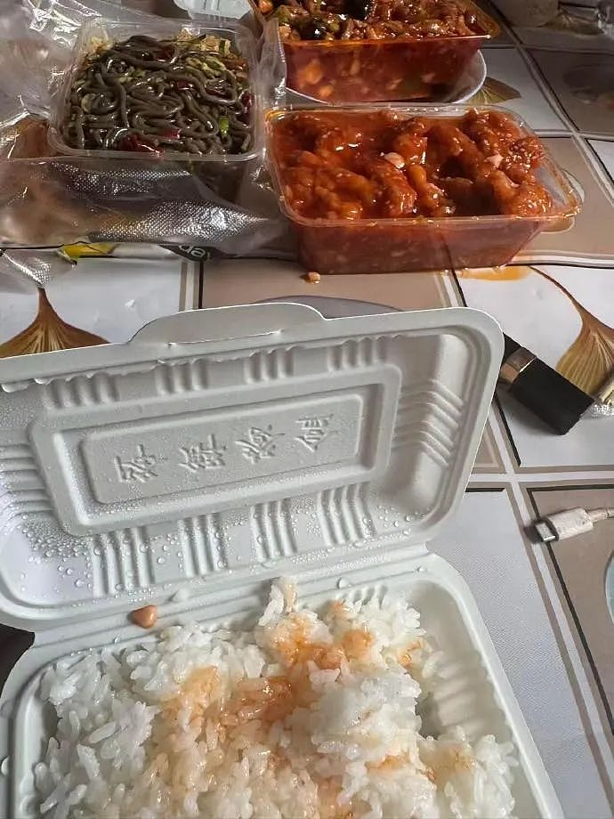 【爆笑】男朋友的报备照片发网上后,网友发现了蛛丝马迹! 网友:这口红是认真的(组图) - 2