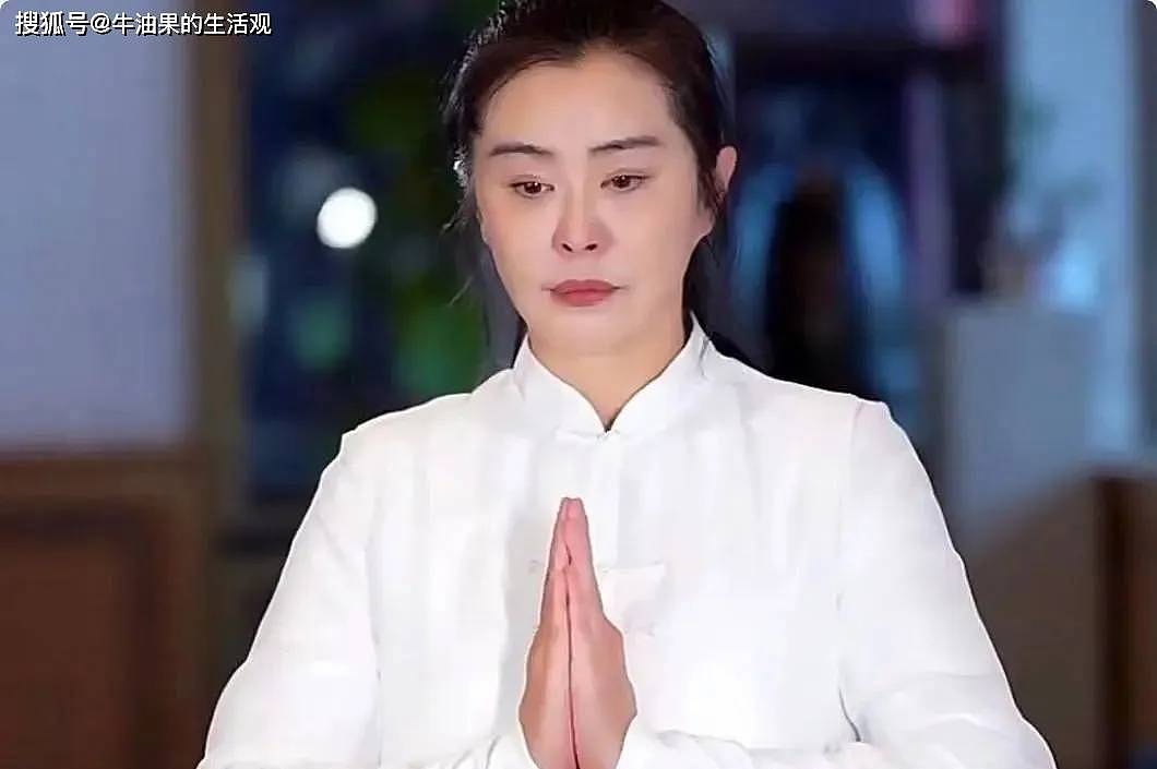 58岁王祖贤晒素颜照，脸僵发量多身材发福...（组图） - 5