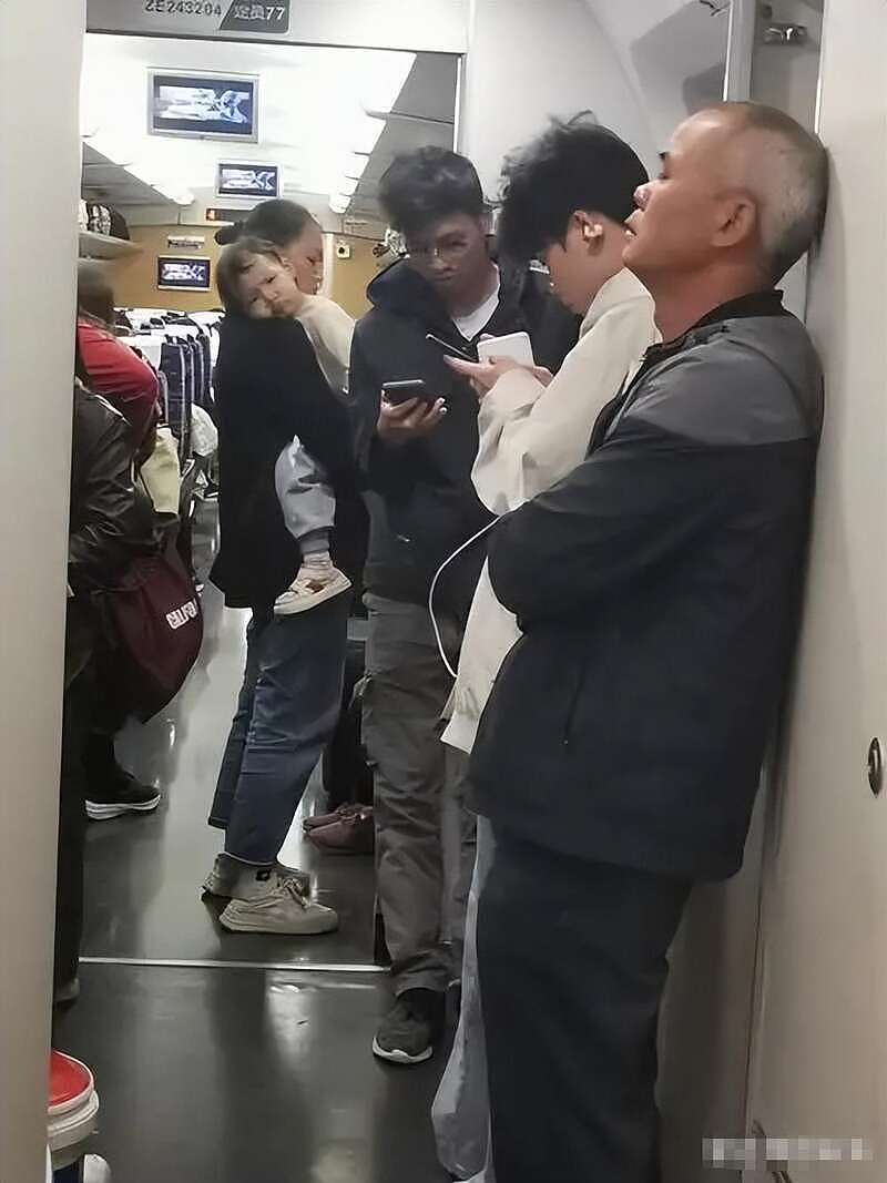 大妈高铁车厢集体跳舞后续，多次劝说无果（组图） - 11