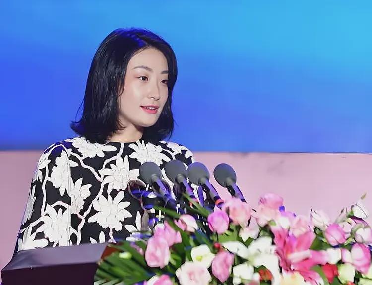 宗馥莉走到今天该怪谁？不仅遭亲叔“捅刀”，杜建英也开始动手了（组图） - 25