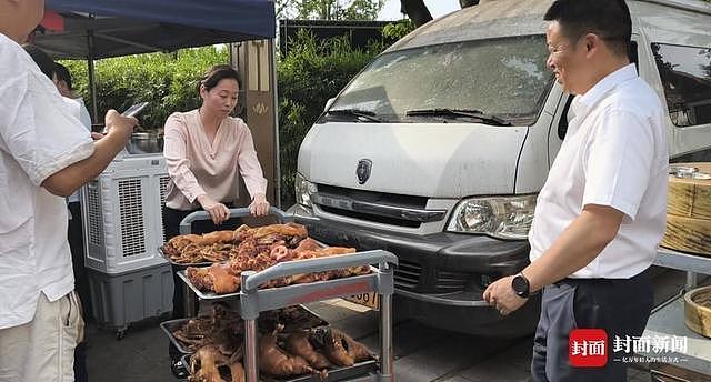 73年历史的星级酒店摆摊卖卤味 记者实探：1小时卖断货，大厨刀功切出花（组图） - 4