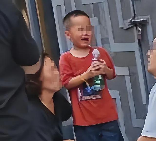 男子给出轨妻子磕头!大喊月入十万仍被妻子嫌弃,儿子在旁无助大哭(组图) - 16
