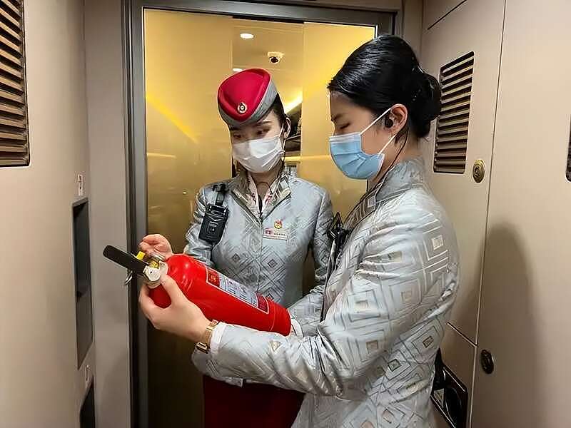 大妈高铁车厢集体跳舞后续，多次劝说无果（组图） - 9