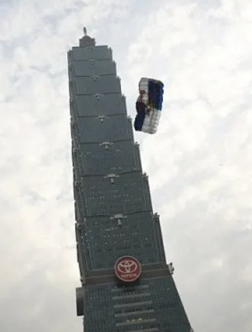 震惊全球！ 超级巨星竟然这么死了，俯冲进游泳池，身体扭曲，高空心脏骤停，曾从太空一跃而下（组图） - 11