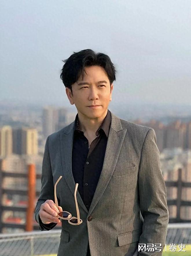 温兆伦现状:60岁依然很帅,三婚娶小20岁赵庭,10岁女儿更像妈妈(组图) - 1