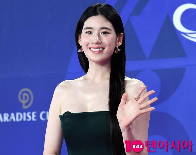 女星登青龙红毯当众露点…他听错名冲上台“全场最糗”（组图） - 2