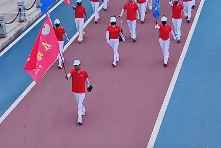 辽宁暴走团堵死3辆救援车通行：百名中老年，列队僵持，引发众怒（视频/组图） - 12